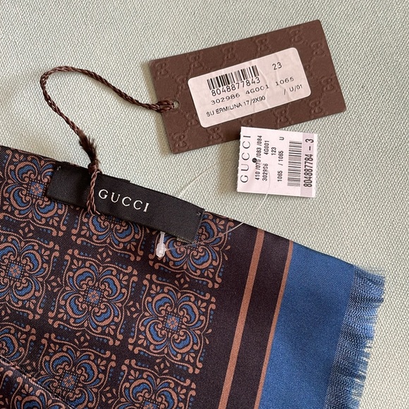 Authentic Gucci Silk Scarf Fall/Winter 2012 - Picture 4 of 7